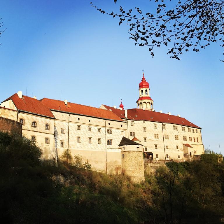 Pod Nachodskym Zamkem Apartman Kültér fotó